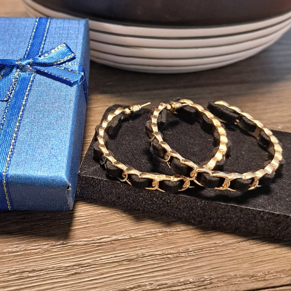 Fashion earrings in gold with black velvet strand in between. - Picture 2 of 5